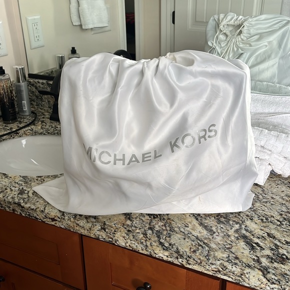 Michael Kors Hamilton Purse with Lock N Key. - Picture 7 of 7